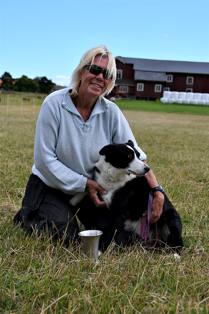 Lisbeth Iller med vallhunden Roy.